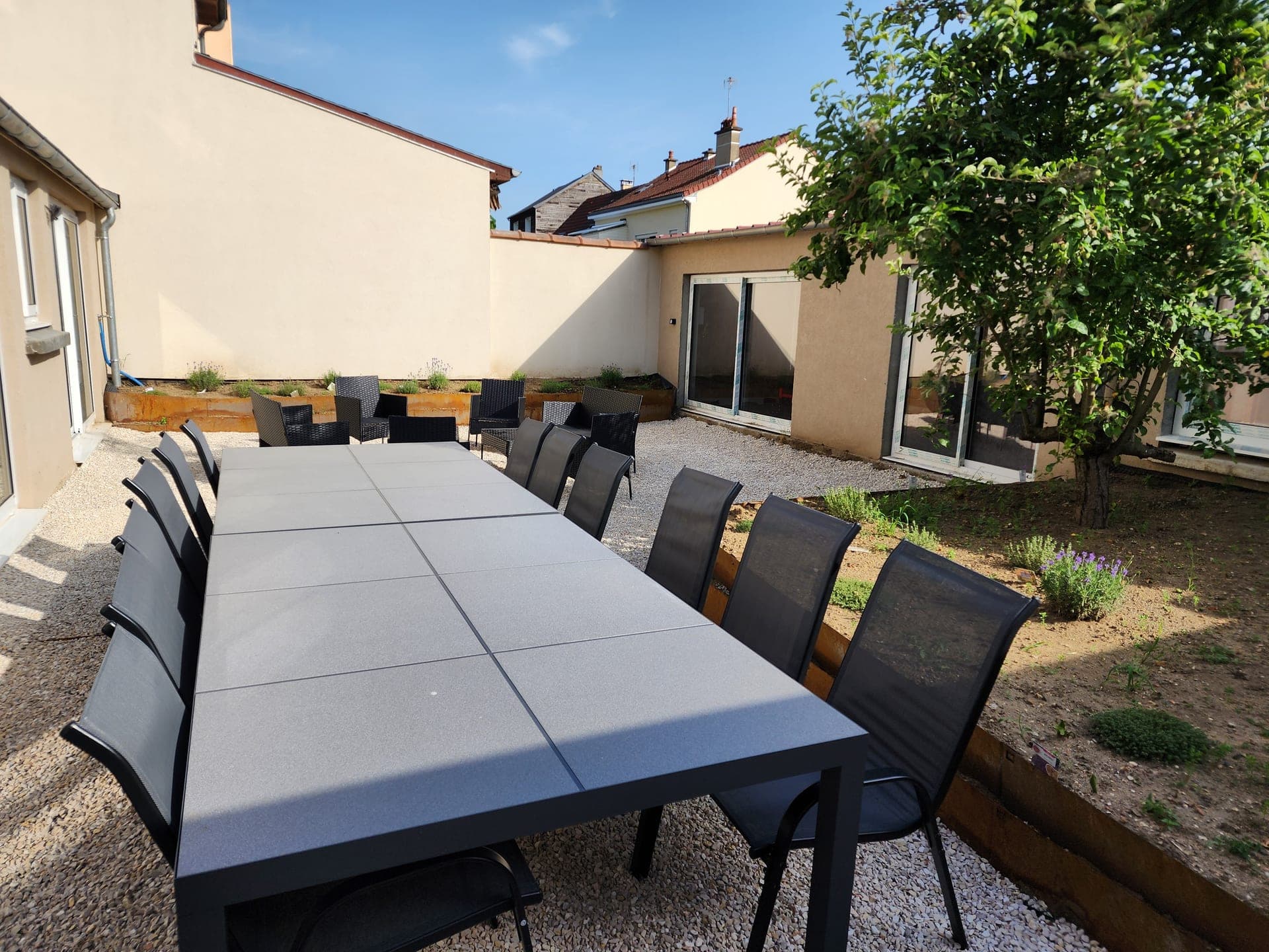 Grandes tables pour manger dehors jusqu'à 20 personnes